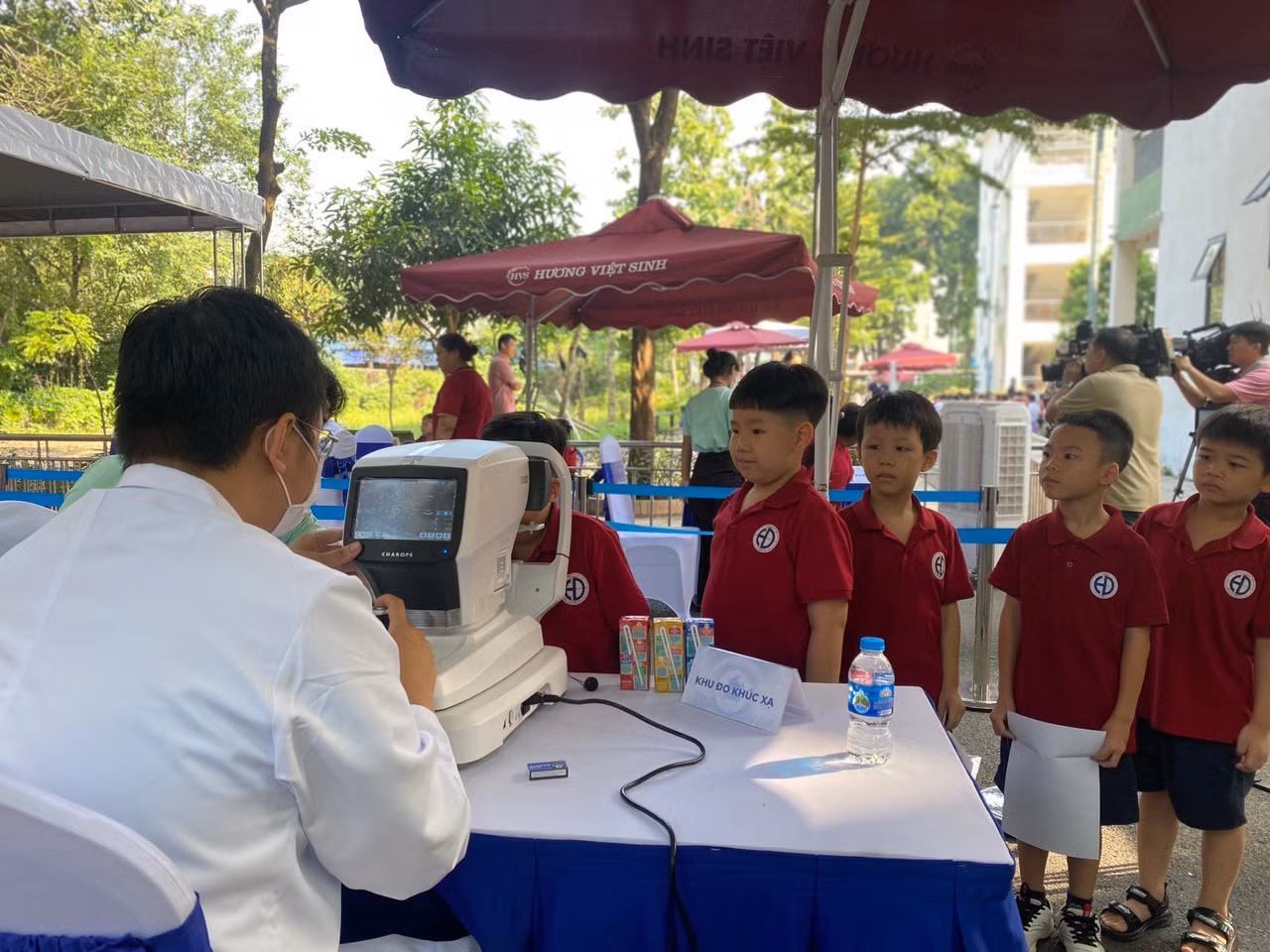 Khoảng 3 triệu trẻ em Việt mắc tật khúc xạ -0