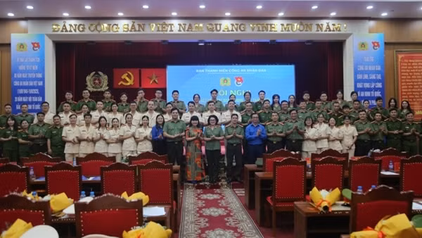 Tuyên dương nhà giáo trẻ CAND tiêu biểu và trao học bổng Vừ A Dính cho học sinh, sinh viên