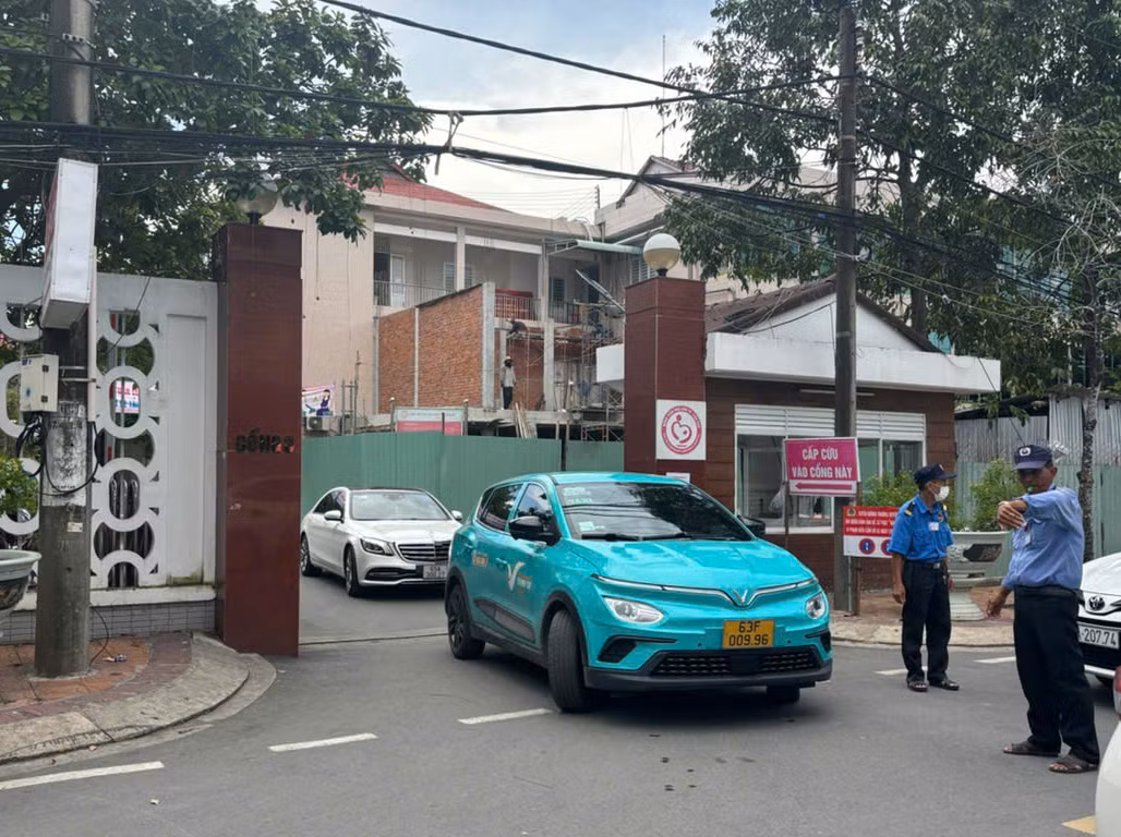 CSGT dẫn đường cho taxi chở sản phụ vỡ ối đến bệnh viện an toàn -1