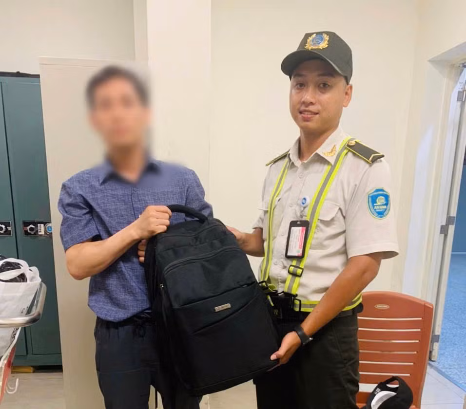Khách bỏ quên hơn 15.000 USD tại sân bay -0