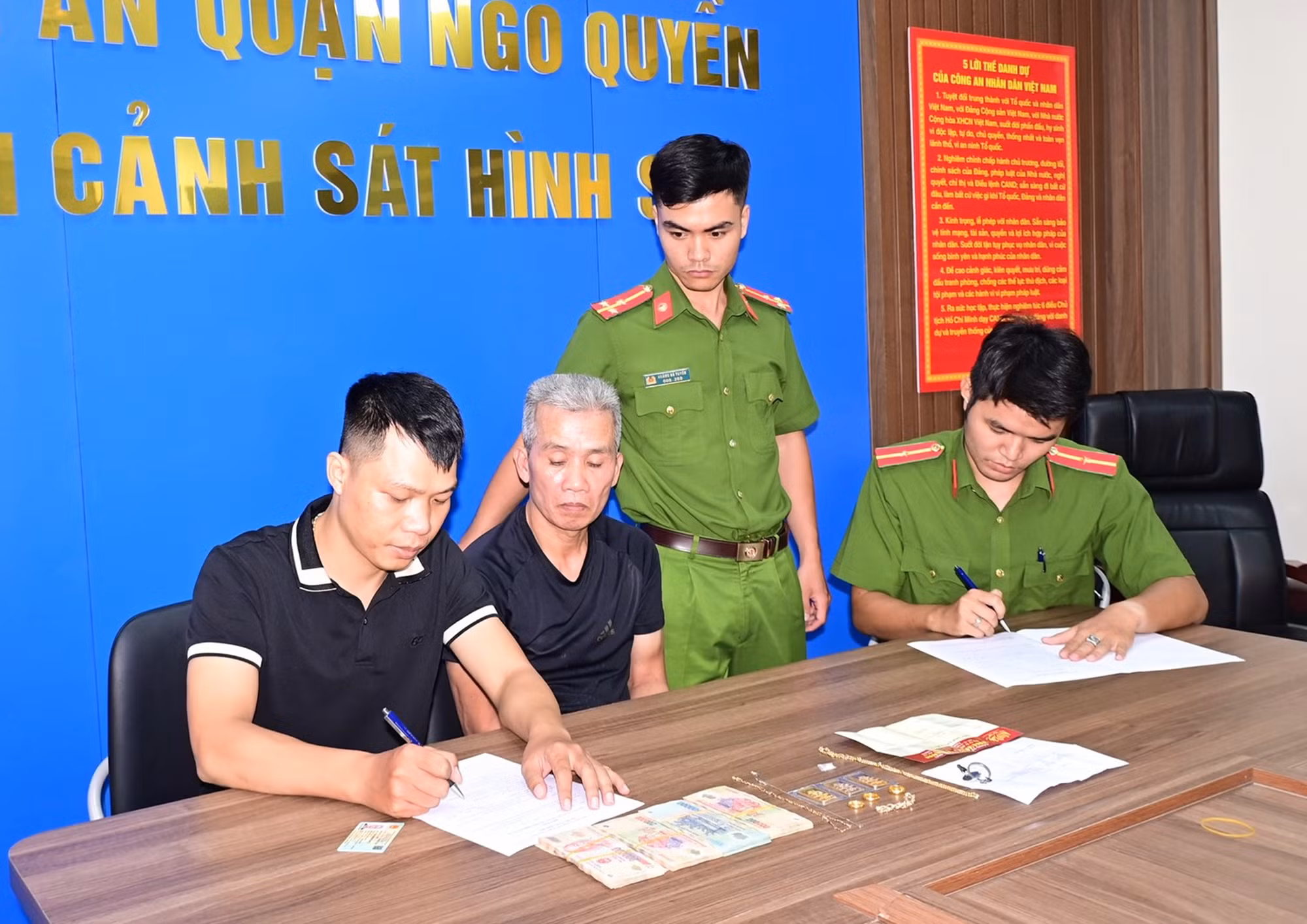 Sang chơi nhà hàng xóm, đạo chích “thuổng” luôn hơn 300 triệu đồng -0