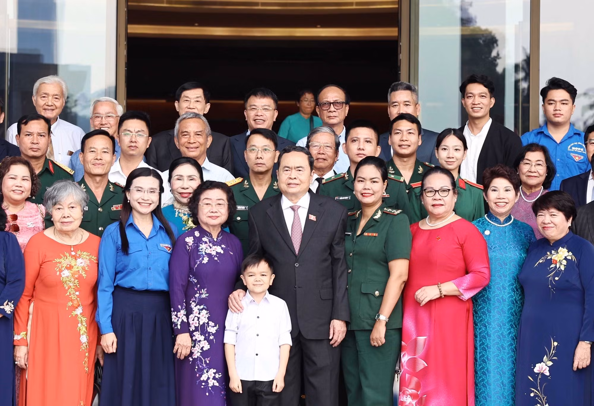 vna_potal_chu_tich_quoc_hoi_gap_mat_tap_the_ca_nhan_nhan_giai_thuong_vu_a_dinh_7654594.jpg -0
