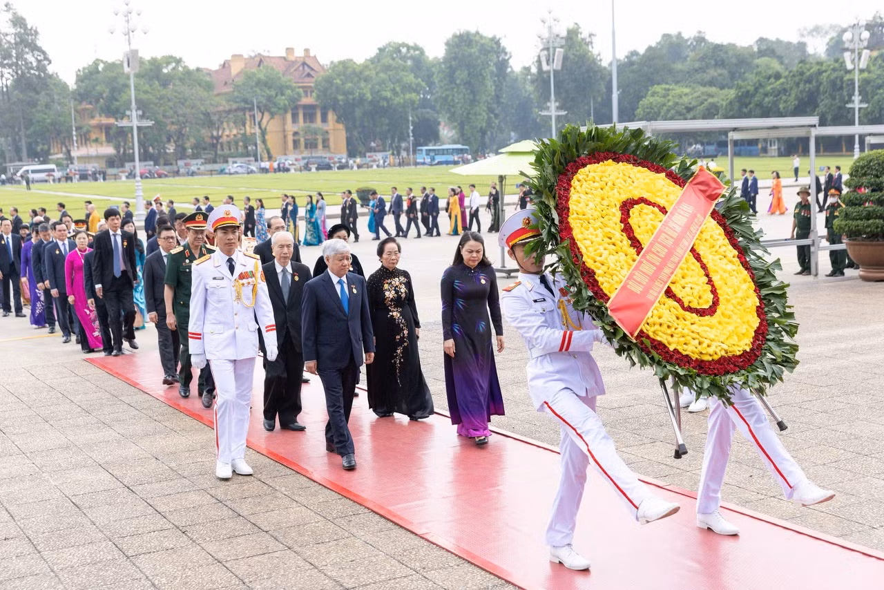 Đoàn đại biểu dự Đại hội đại biểu toàn quốc MTTQ Việt Nam lần thứ X vào Lăng viếng Chủ tịch Hồ Chí Minh -0