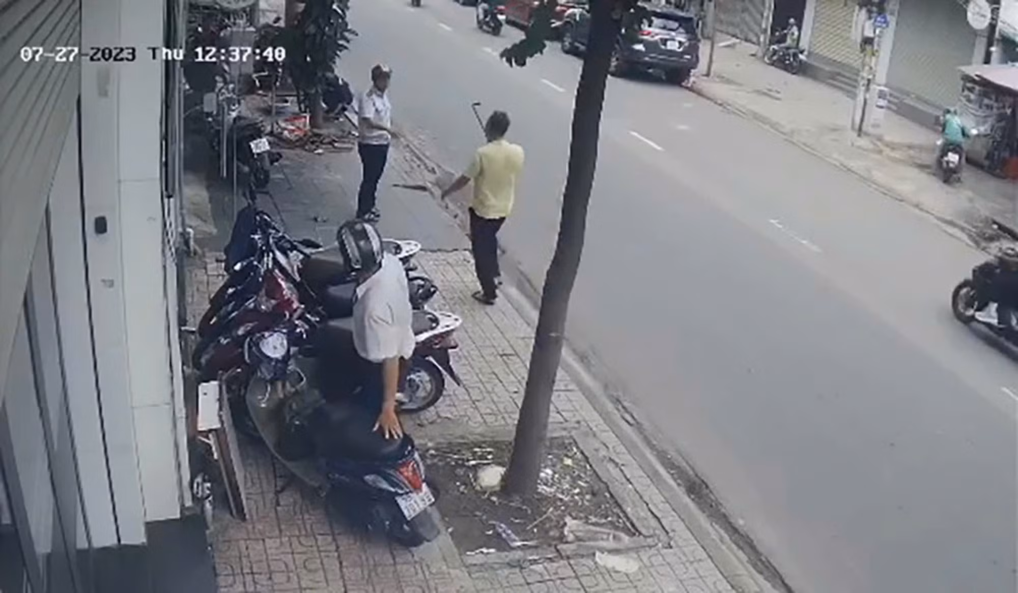 Dùng sà beng đuổi đánh chống người thi hành công vụ -0