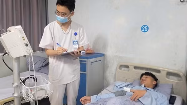 Tạm dừng bếp ăn để điều tra nguyên nhân khiến 50 học sinh, sinh viên phải nhập viện