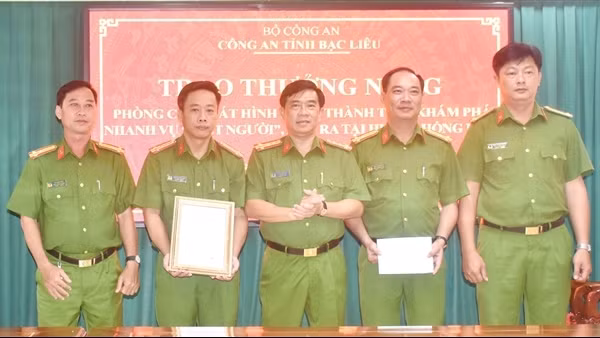 Thưởng nóng đơn vị khám phá nhanh vụ án giết người ở Bạc Liêu