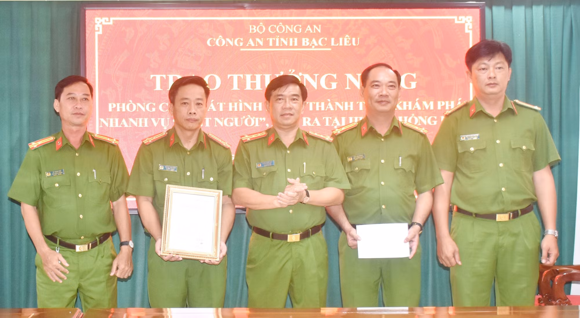 Thưởng nóng đơn vị khám phá nhanh vụ án giết người ở Bạc Liêu -0