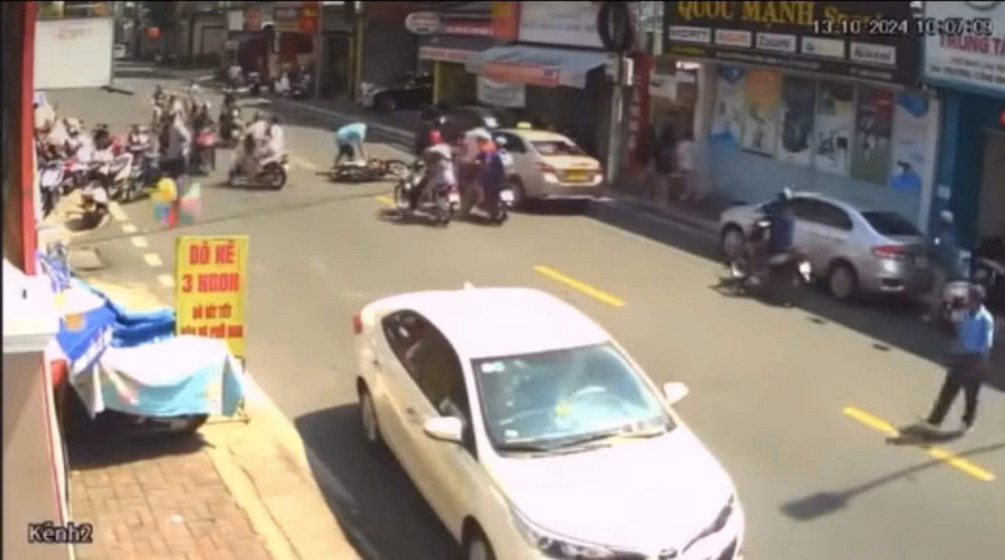 Hiểm họa khôn lường từ hành vi mở cửa xe bất cẩn -0