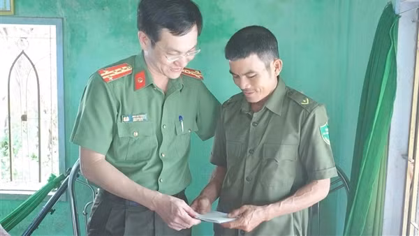 Công an tỉnh Bình Định thăm hỏi cán bộ bị thương khi làm nhiệm vụ