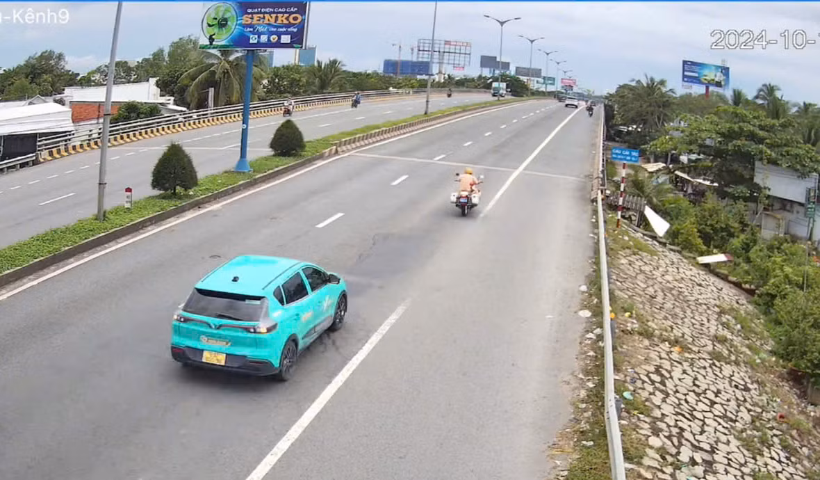 CSGT dẫn đường cho taxi chở sản phụ vỡ ối đến bệnh viện an toàn -0