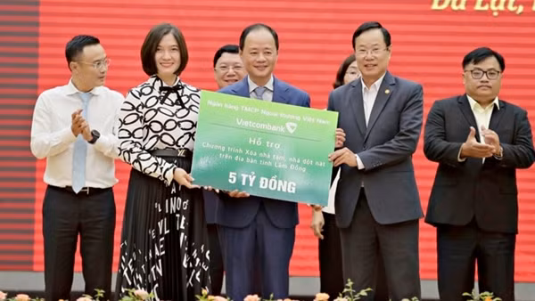 Vietcombank dành hàng trăm tỷ đồng hưởng ứng chương trình xóa nhà tạm, nhà dột nát trên cả nước