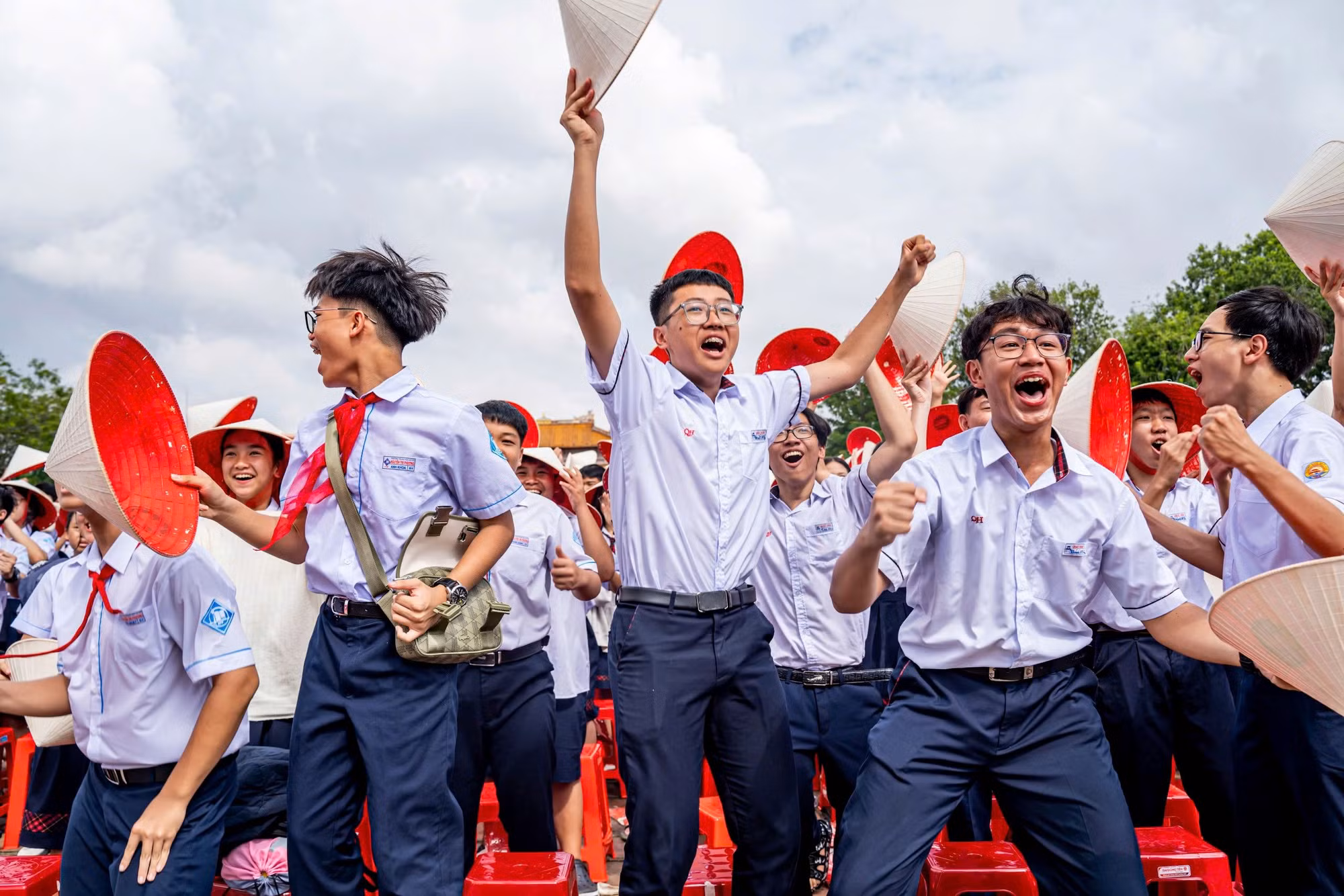 Hàng nghìn học sinh ở Cố đô Huế đội nón lá cổ vũ “nhà vô địch Olympia” Võ Quang Phú Đức -0