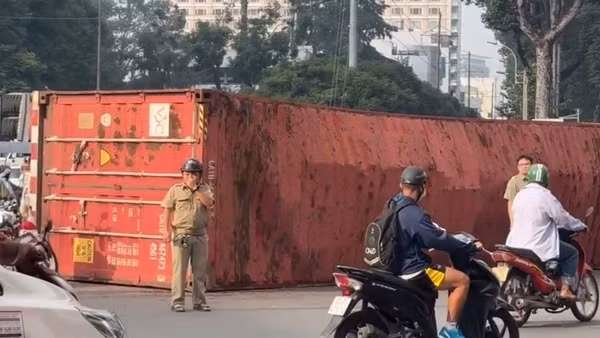 Xe đầu kéo lật ngay vòng xoay trung tâm thành phố, giao thông ùn ứ