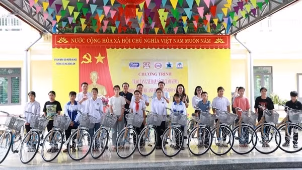 Nhà xuất bản Giáo dục Việt Nam tiếp tục hỗ trợ học sinh bị ảnh hưởng bởi bão số 3
