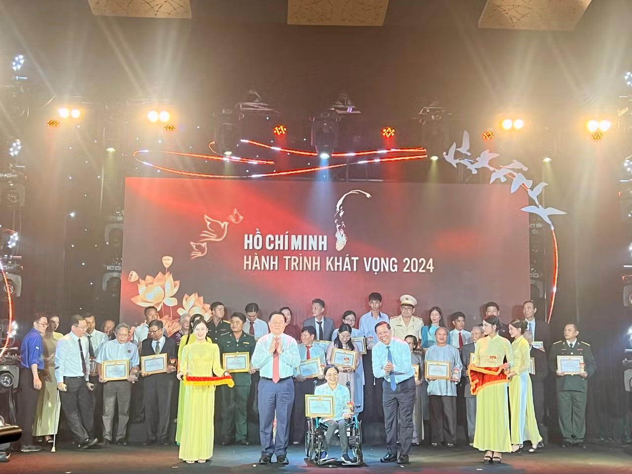 Giao lưu các điển hình tiêu biểu trong học tập và làm theo tư tưởng, đạo đức, phong cách Hồ Chí Minh -0