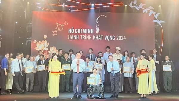 Giao lưu các điển hình tiêu biểu trong học tập và làm theo tư tưởng, đạo đức, phong cách Hồ Chí Minh