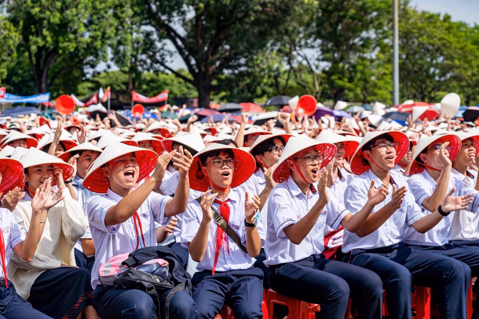 Hàng nghìn học sinh ở Cố đô Huế đội nón lá cổ vũ “nhà vô địch Olympia” Võ Quang Phú Đức -0