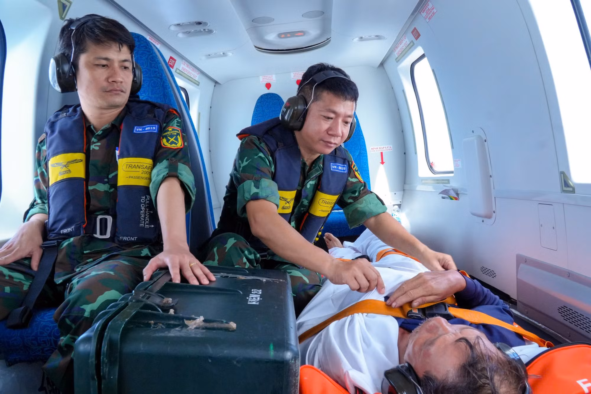 Lần đầu tiên trực thăng vận chuyển cùng lúc 3 bệnh nhân từ Trường Sa về đất liền điều trị -1
