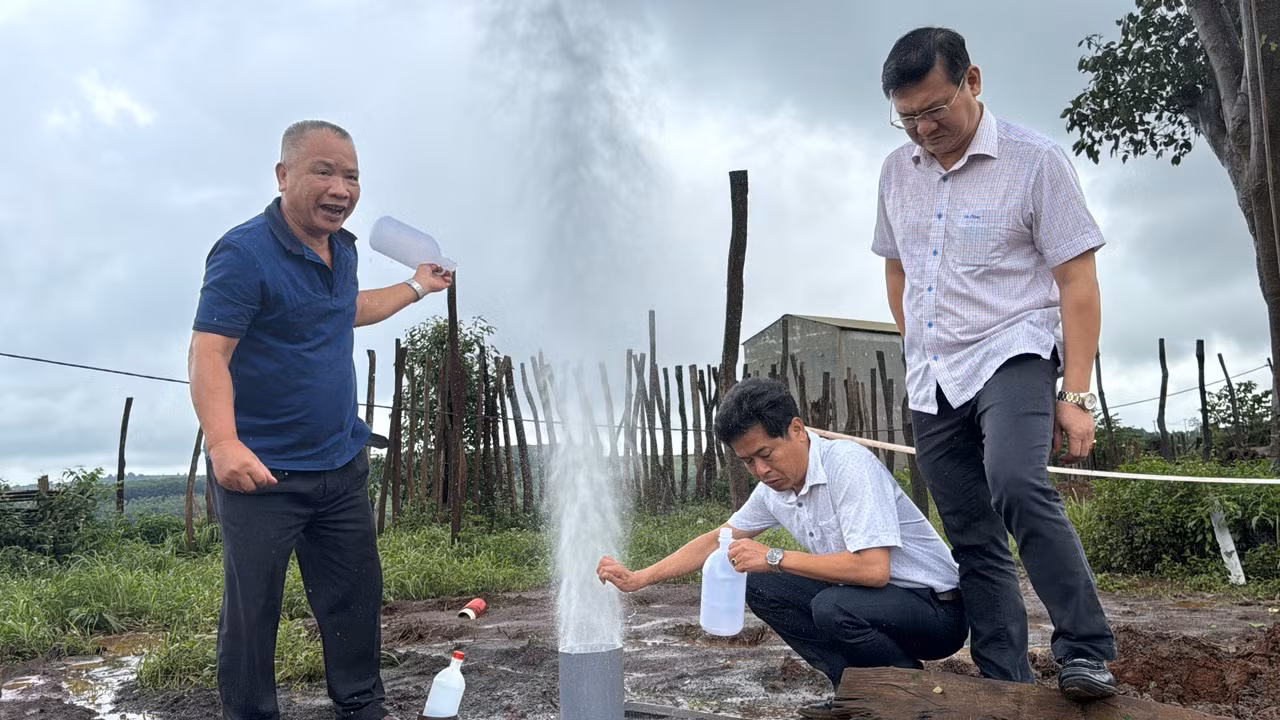 Đoàn khảo sát thuộc Bộ TN&MT lấy mẫu tại giếng khoan tự phun -0