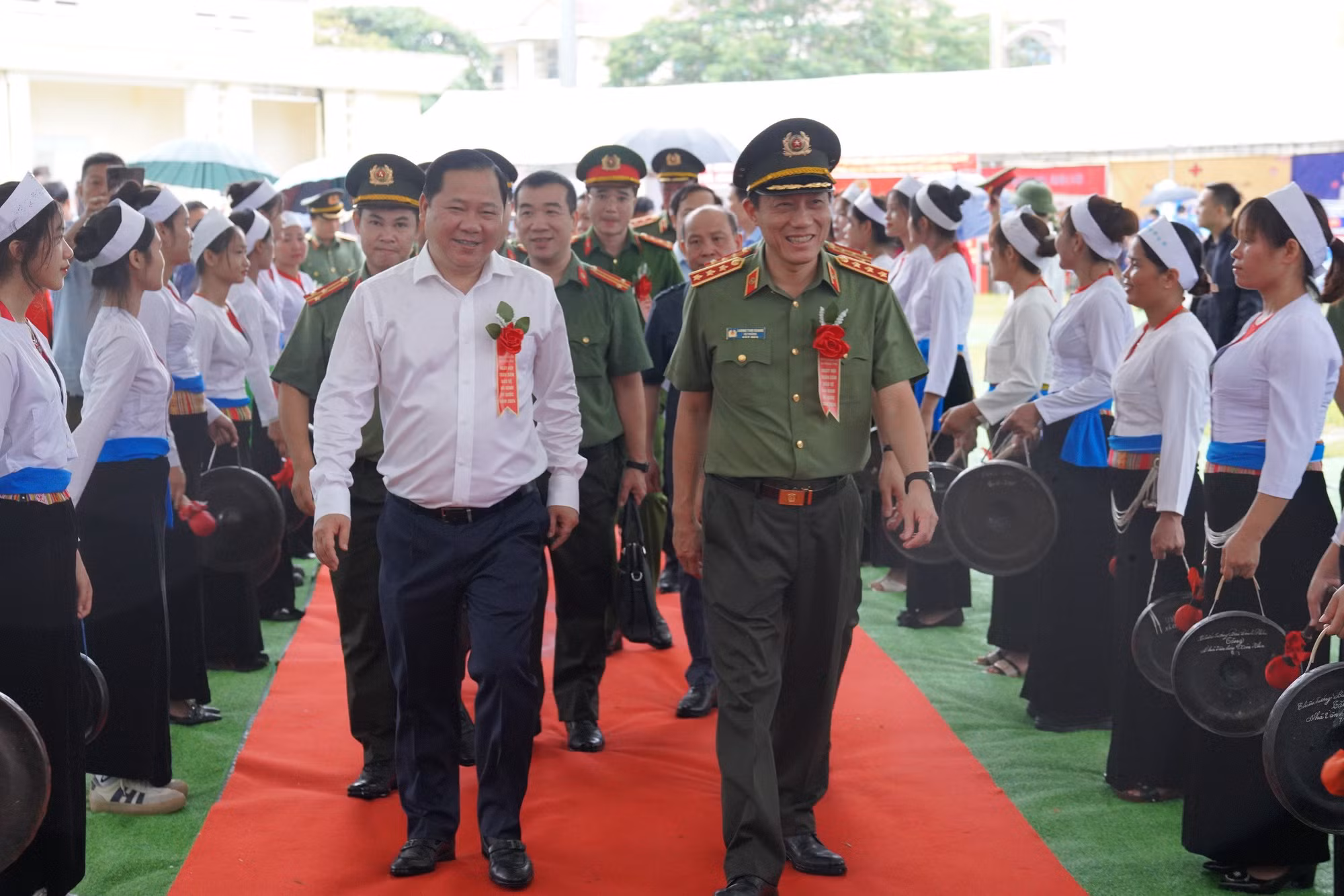 Nô nức Ngày hội toàn dân bảo vệ an ninh Tổ quốc tại cái nôi văn hóa của vùng Mường Bi -0