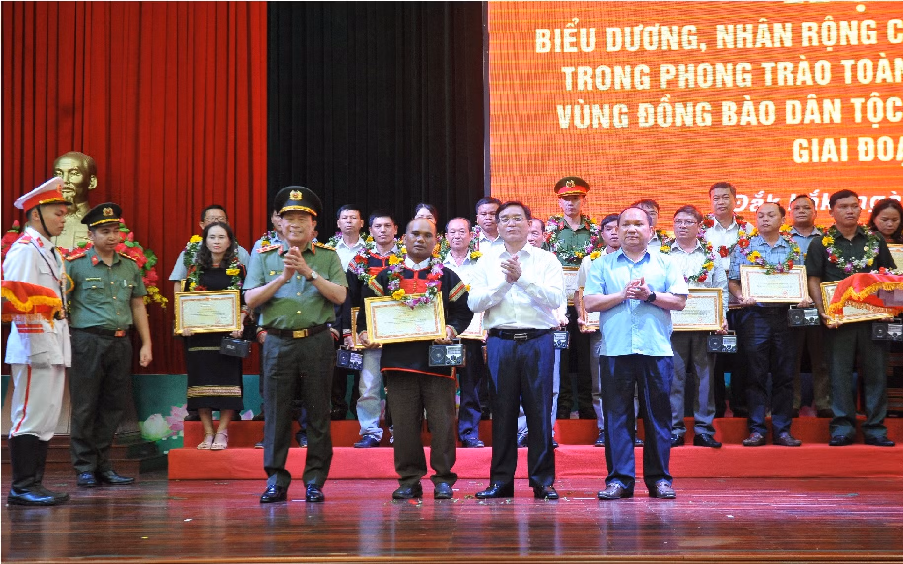 Biểu dương điển hình tiên tiến trong phong trào Toàn dân bảo vệ ANTQ -1