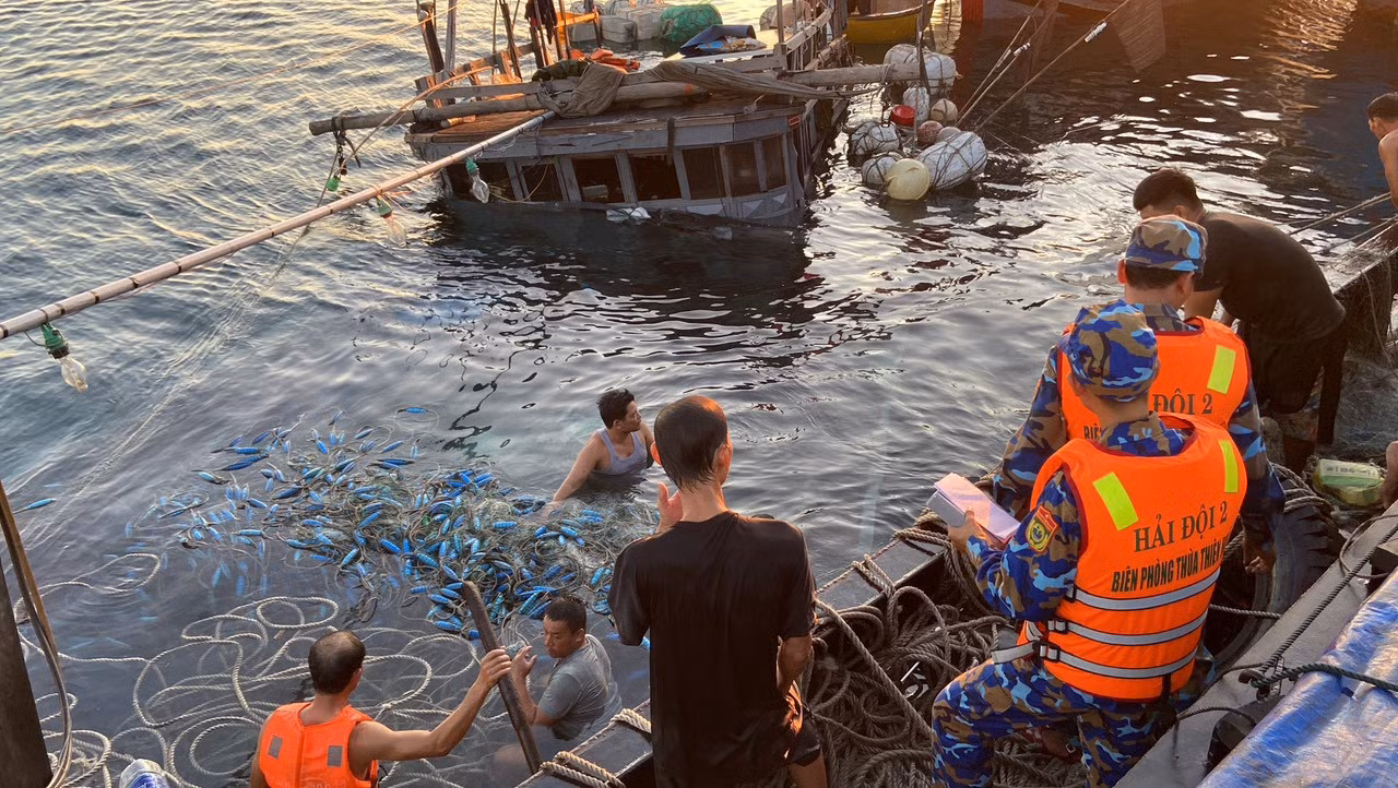 Tàu cá va chạm với tàu hàng ở cửa biển, 11 ngư dân được cứu sống -0