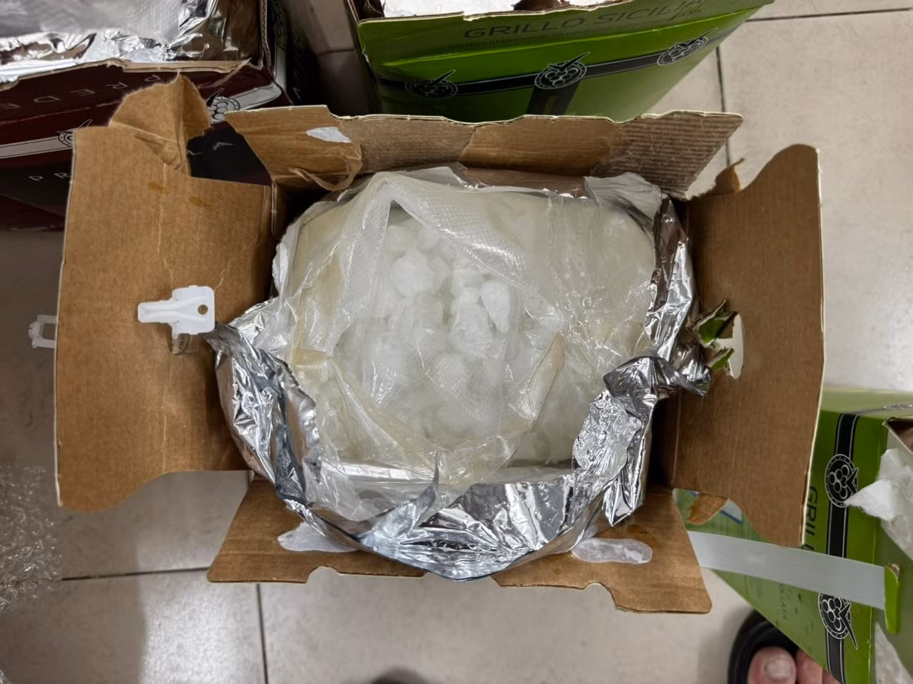 Phát hiện 97,5 kg ma túy tổng hợp giâú trong các bịch rượu vang -0