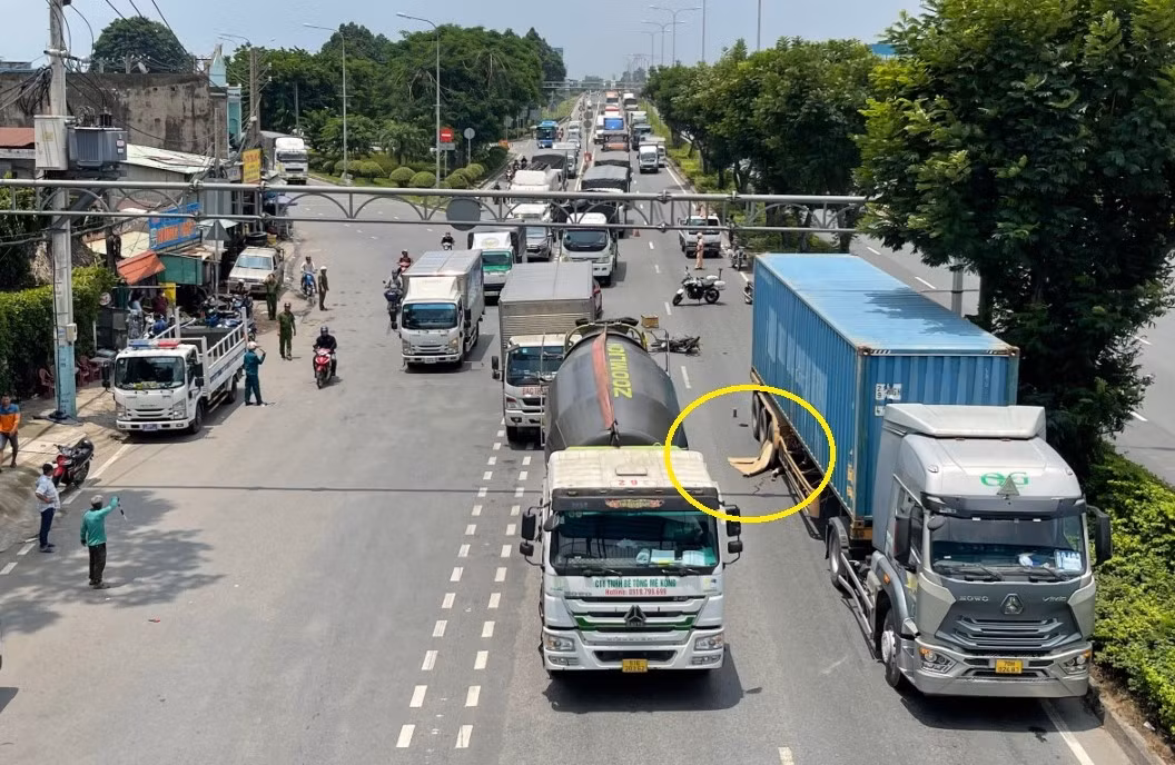 Va chạm ngã vào xe đầu kéo tử vong, quốc lộ 1 ùn ứ giao thông hơn 3km -0