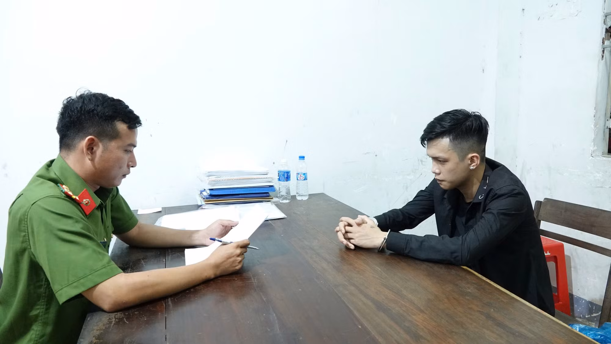 Bàn giao đối tượng bị truy nã cho Công an Đồng Tháp -0