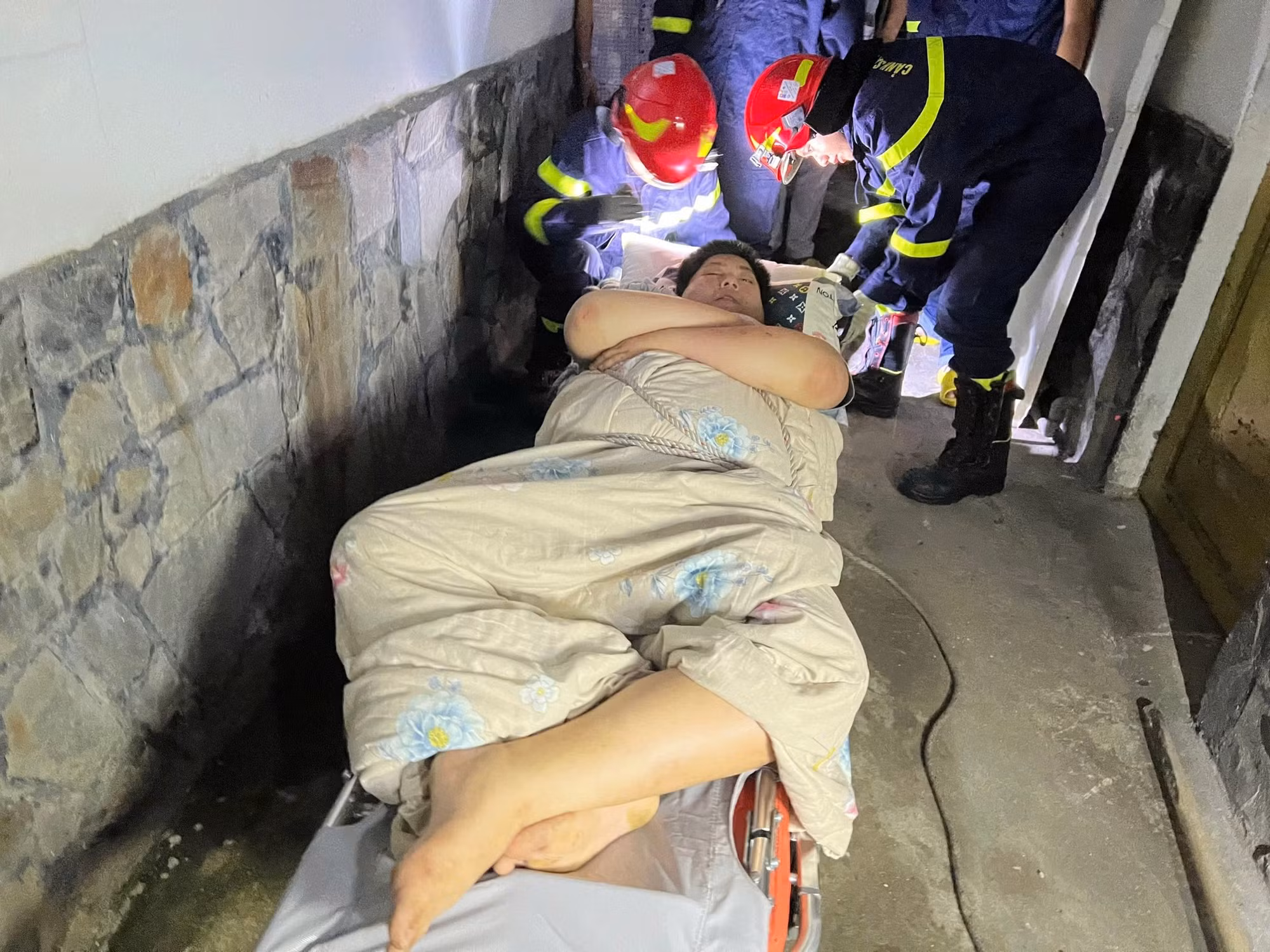 Giải cứu người đàn ông nặng hơn 100kg bị suy tim mắc kẹt trên gác -0