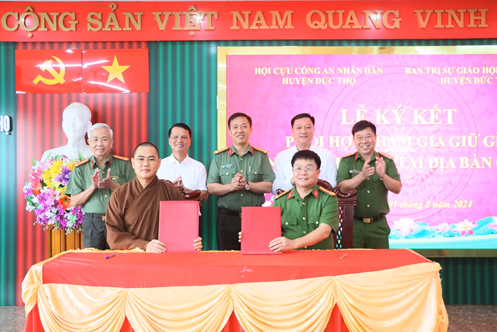 Ký kết tham gia giữ gìn ANTT tại địa bàn cơ sở -0