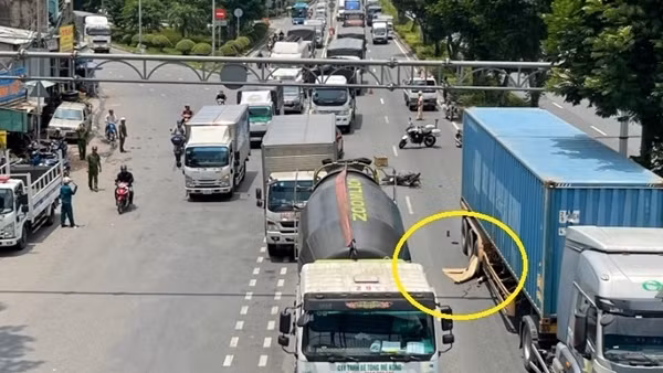 Va chạm giữa 2 xe máy, 1 người ngã vào xe đầu kéo tử vong