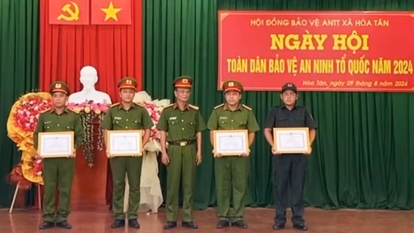 Công an Đồng Tháp khen thưởng tập thể, cá nhân khám phá nhanh vụ cướp dây chuyền