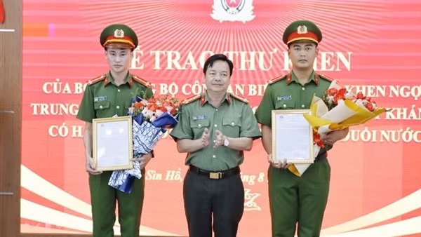 Biểu dương tinh thần dũng cảm của 2 cán bộ Công an cứu người đuối nước