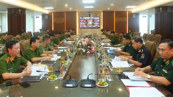 Phối hợp đấu tranh với tội phạm, vi phạm pháp luật về vũ khí, vật liệu nổ, công cụ hỗ trợ