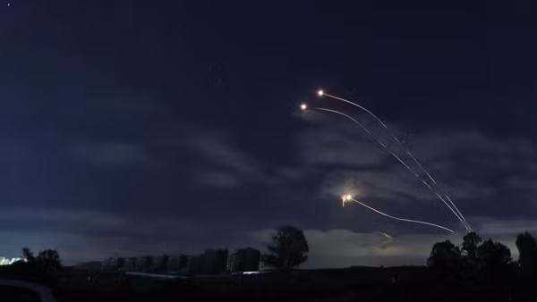 Hezbollah ồ ạt nã rocket vào Israel