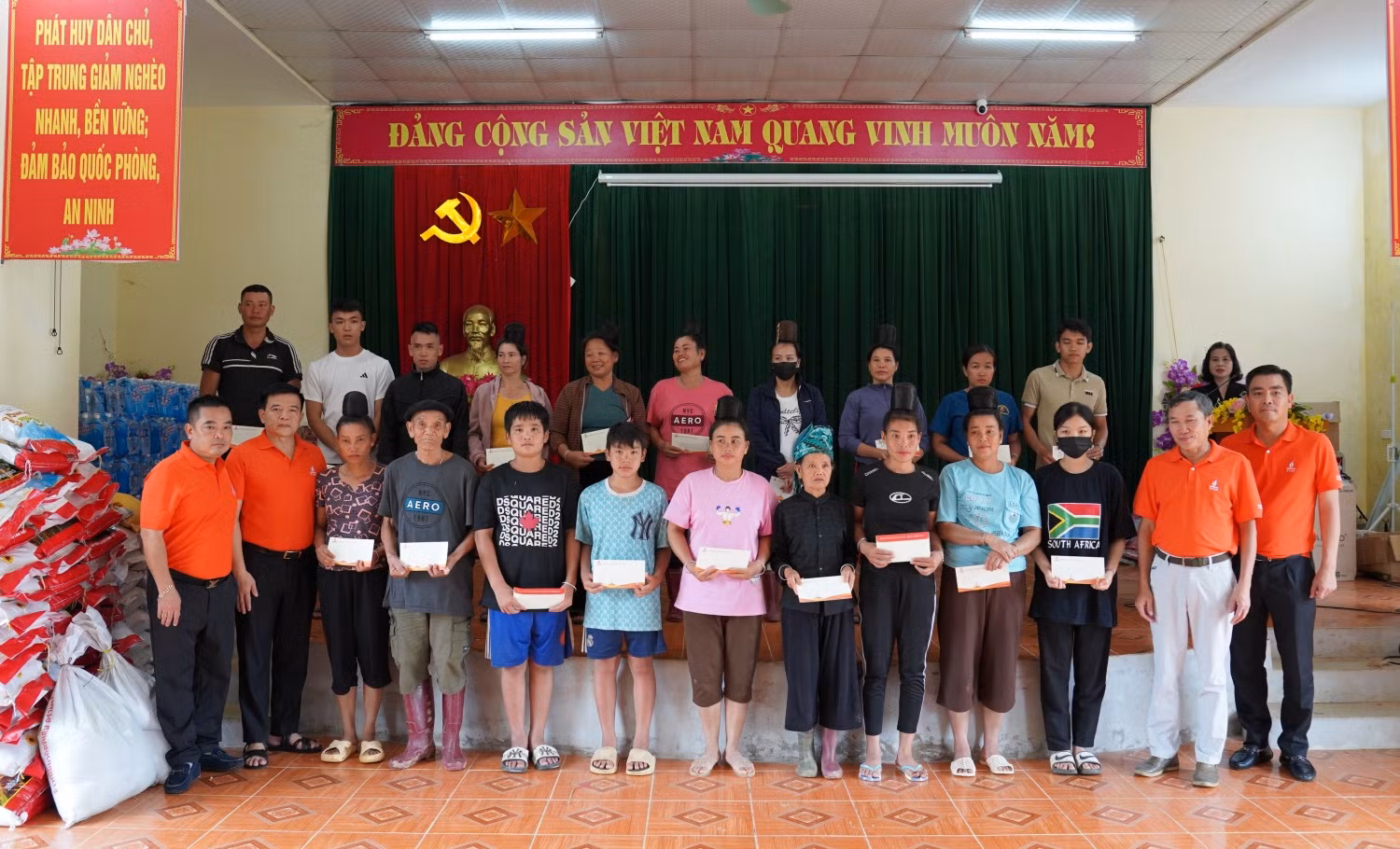 Petrovietnam thăm hỏi, hỗ trợ người dân Sơn La và Điện Biên khắc phục hậu quả mưa lũ -2