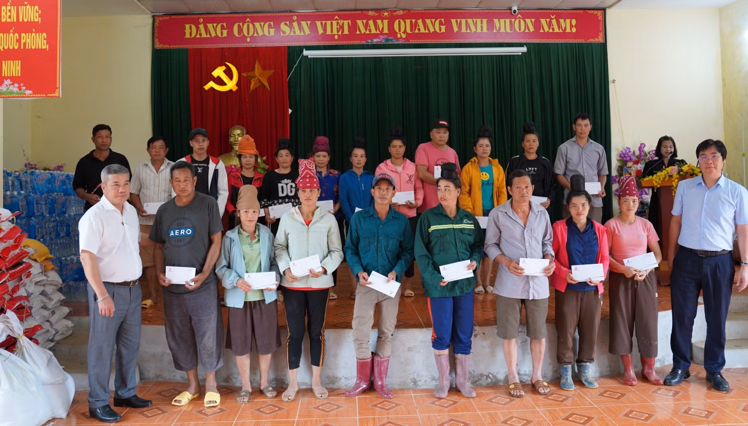 Petrovietnam thăm hỏi, hỗ trợ người dân Sơn La và Điện Biên khắc phục hậu quả mưa lũ -1