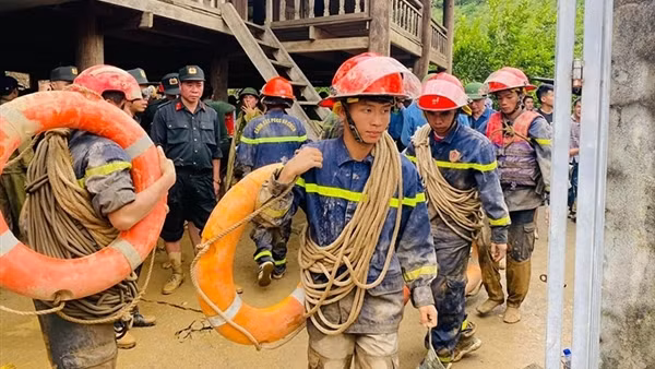 Tập trung hỗ trợ người dân xã xã Mường Pồn khắc phục hậu quả mưa lũ