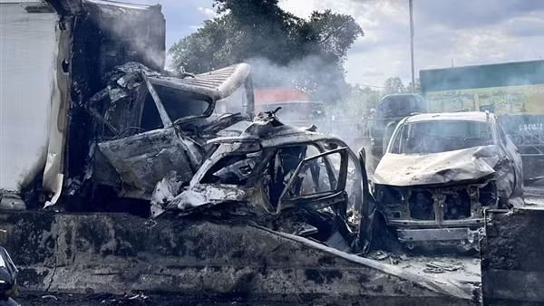 8 ô tô va chạm liên hoàn dưới chân cầu Phú Mỹ, 3 ô tô bốc cháy, 5 xe hư hỏng nặng