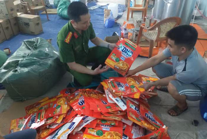 Đột kích cơ sở sản xuất và tổng kho nước giặt giả thương hiệu nhãn hàng OMO -0