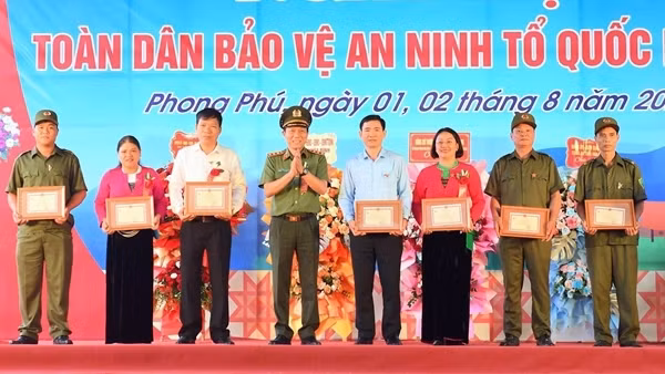 Nô nức Ngày hội toàn dân bảo vệ an ninh Tổ quốc tại cái nôi văn hóa của vùng Mường Bi
