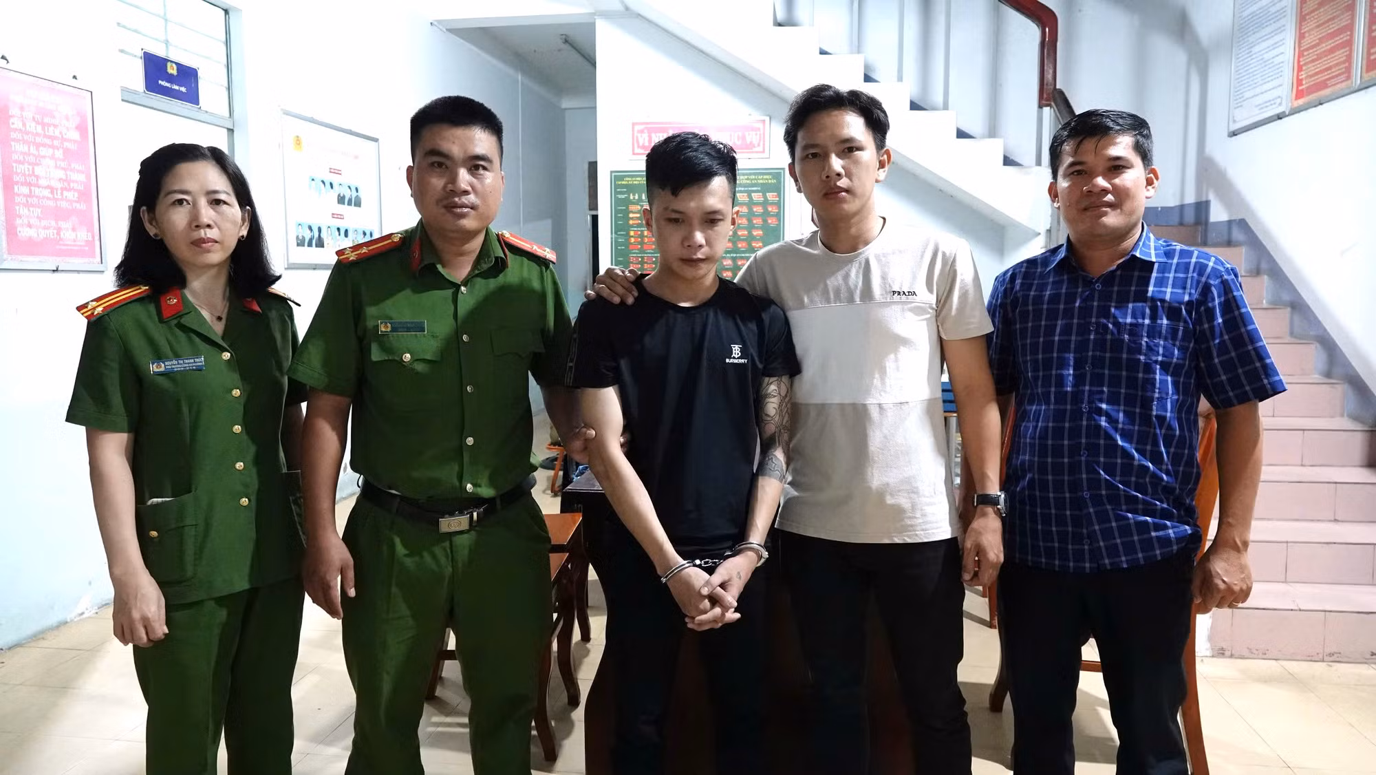 Bàn giao đối tượng bị truy nã cho Công an Đồng Tháp -0