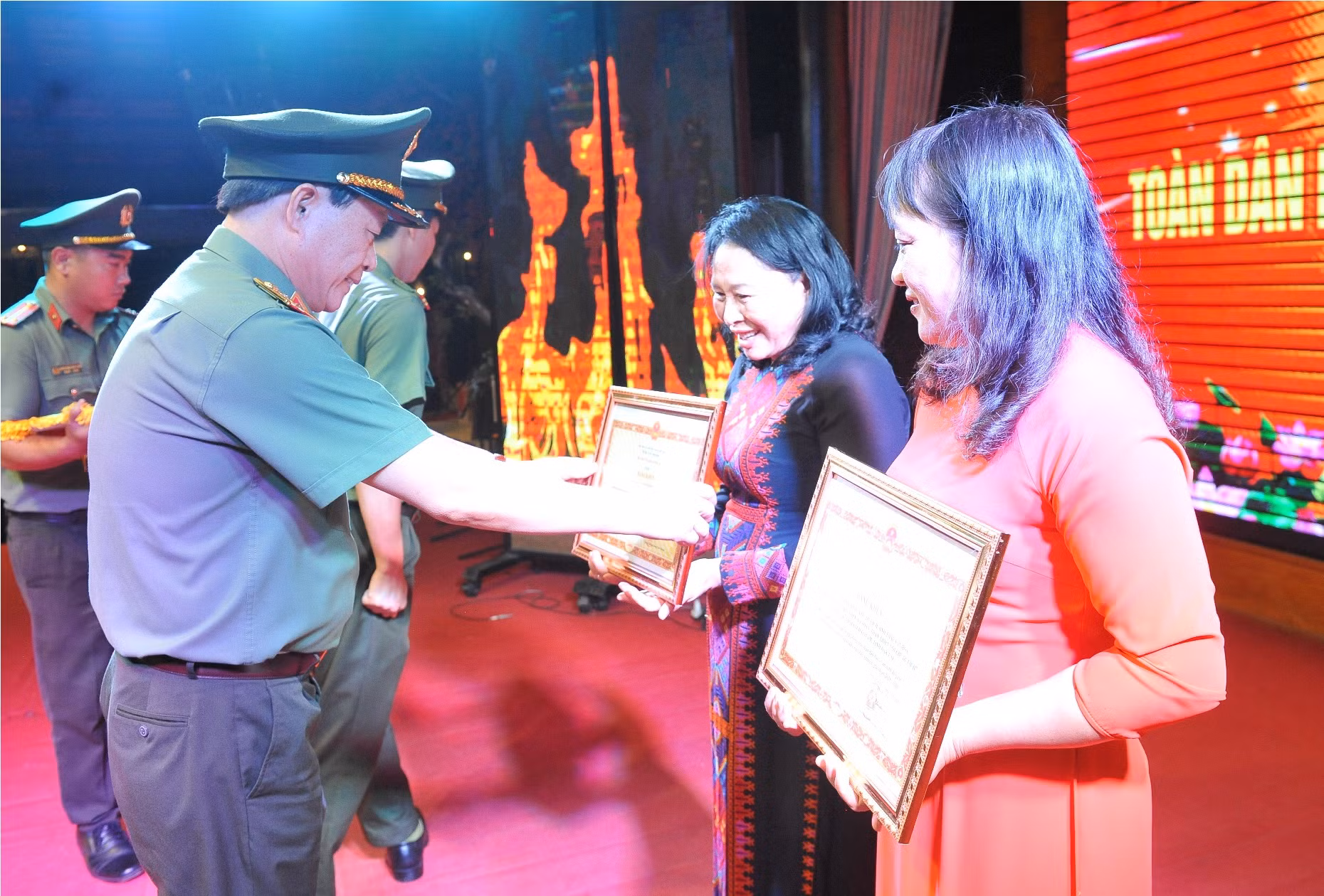 Thứ trưởng Lê Quốc Hùng dự Ngày hội Toàn dân bảo vệ an ninh Tổ quốc tại Đắk Lắk -0