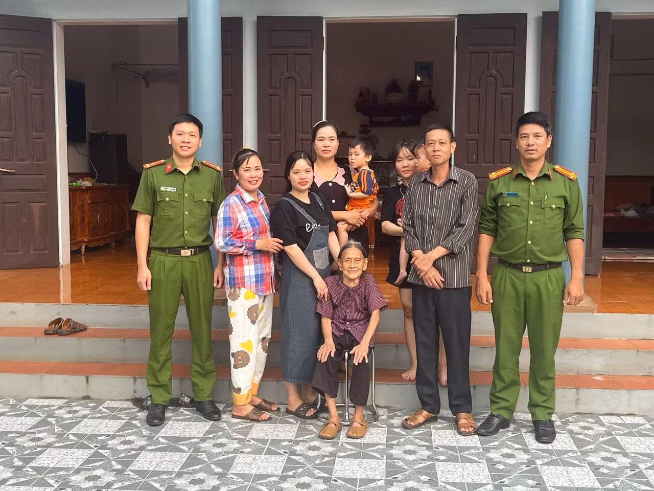 Tổ bảo vệ ANTT ở cơ sở và Công an xã giúp một gia đình doàn tụ sau 30 năm lưu lạc -0