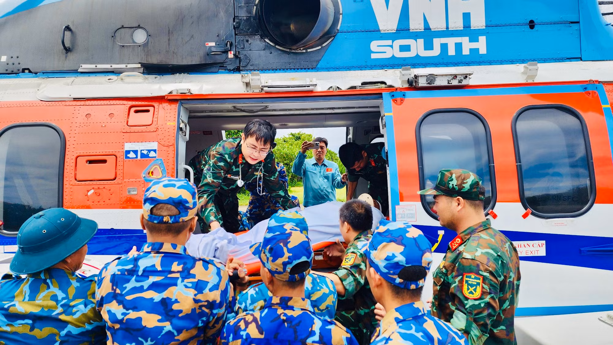 Lần đầu tiên trực thăng vận chuyển cùng lúc 3 bệnh nhân từ Trường Sa về đất liền điều trị -0