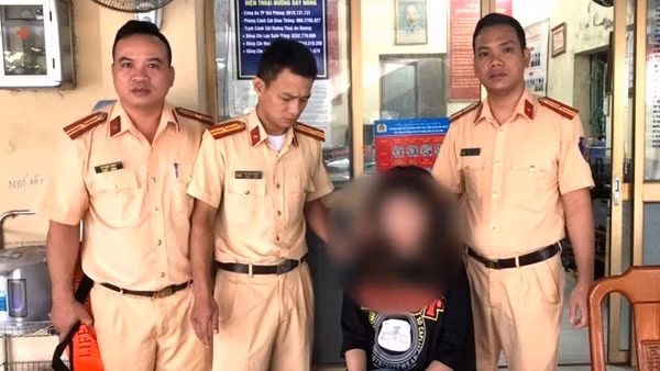 Cảnh sát đường thủy kịp thời cứu sống thiếu nữ nhảy cầu tự tử vì nợ nần