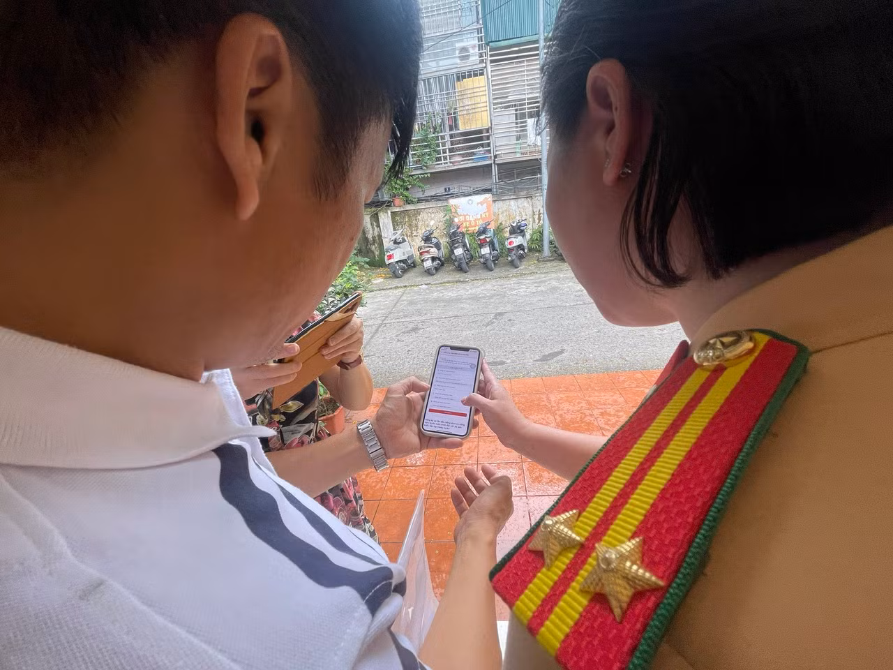 Ngày đầu triển khai ký xe lần đầu bằng dịch vụ công trực tuyến toàn trình: Thuận tiện, dễ dàng -1