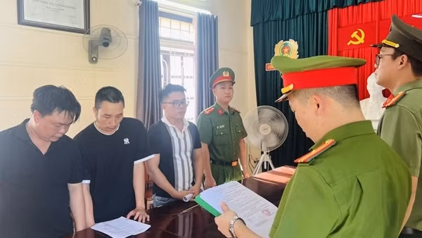 Bắt 3 đối tượng làm giả nhiều CMND để lập các tài khoản ngân hàng