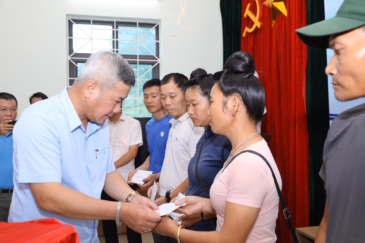 Petrovietnam thăm hỏi, hỗ trợ người dân Sơn La và Điện Biên khắc phục hậu quả mưa lũ -0